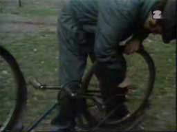 Monty Pyton - Skecz o mechaniku rowerowym