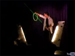 Magiczny laser, na którym powiesisz ubranie