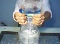 Jak szybko wylać wodę z butelki?
