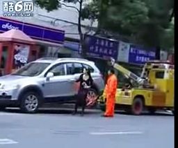 Kobieta rozprawia się z pomocą drogową