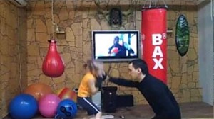 Tatuś uczy córkę boksować
