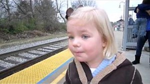 Dziewczynka pierwszy raz w życiu widzi pociąg