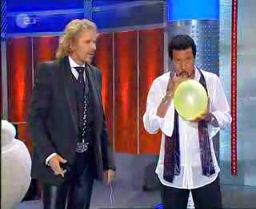 Lionel Richie śpiewa na helu