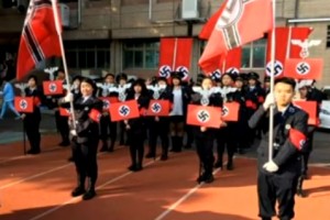 Tajwańscy licealiści zrobili rekonstrukcję nazistowskiej parady - z SS i swastykami