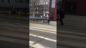 Wściekły rowerzysta atakuje tramwaj w Krakowie