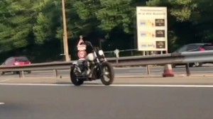 Prawdziwy ghost rider na autostradzie we Francji