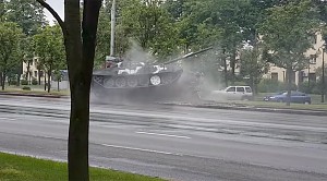 W centrum Mińska czołg uderzył w słup