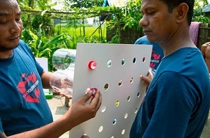 Banglijski sposób na upały - klimatyzacja zrobiona z plastikowych butelek