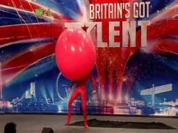 Facet z wielkim balonem - Britains Got Talent 