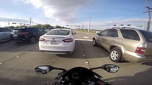 Kierowca ignoruje czerwone światło