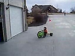 Paroletni dzieciak robi drifting na rowerku