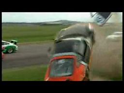Kamerzysta twardziel kontra latające Porsche Carrera