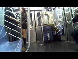 Kobieta tańczy w nowojorskim metrze