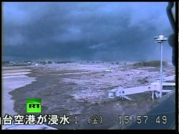 Japonia: fala tsunami zalewa lotnisko w Sendai