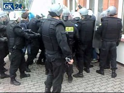 Pseudokibice atakują policjantów w Szczecinku