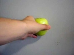 Jak dotknąć jabłkiem ściany?
