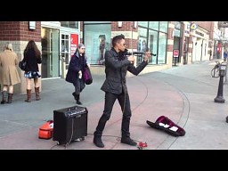 Utalentowany skrzypek uliczny