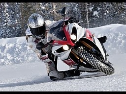 Motocykle kontra samochody na śniegu