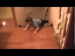 Dziecko spada ze schodów