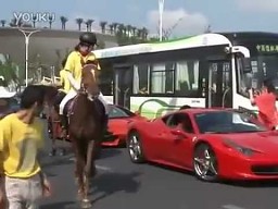 Koń kontra Ferrari 458