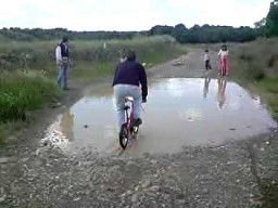 Tata pokazuje dziecku, jak się jeździ na rowerze