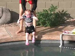 Rodzice wrzucają dziecko do basenu