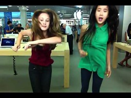 Nastolatki w sklepie Apple