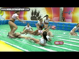 Brazylijskie dziewczyny grają w mokrą piłkę