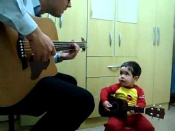 Dwulatek śpiewa Beatlesów razem z tatą 