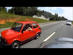 Fiat 126 w Ameryce na autostradzie