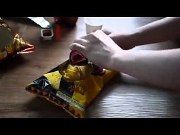 Jak otwierać paczkę chipsów?
