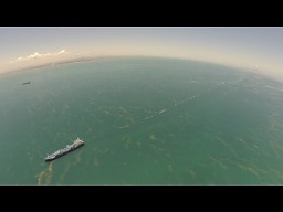 Ocean z lotu ptaka nagrywany helikopterem RC    