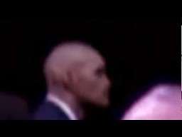 Facet z dziwną czaszką w ochronie Obamy