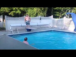 Grubaśny skok do basenu