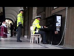 Policjant w Pradze gra na pianinie!