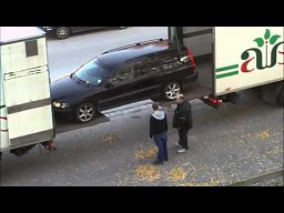 Szwedzkie ładowanie samochodu do ciężarówki