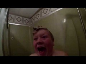Tatuś straszy synka pod prysznicem