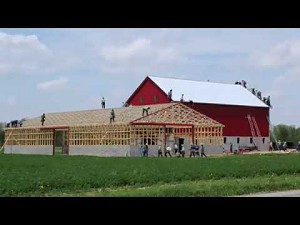 Amisze stawiają stodołę