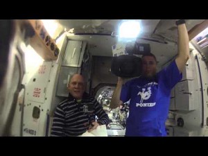 GoPro w bańce wody na ISS