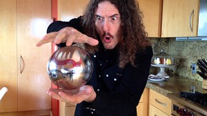 Weird Al prezentuje - magiczna unosząca się kula