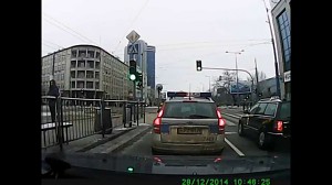Policjantka z Warszawy poluje na staruszkę, która nie zdążyła przejść na zielonym świetle