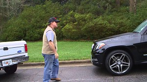 Evander Holyfield pokazuje wkurzonemu kierowcy, że agresja na drodze, to zły pomysł