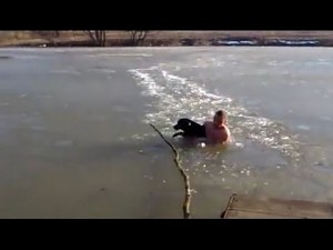 Człowiek-lodołamacz ratuje swojego psa