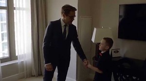 Robert Downey Jr. dostarcza chłopcu bioniczne ramię
