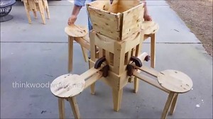 Ciekawy drewniany rozkładany stolik