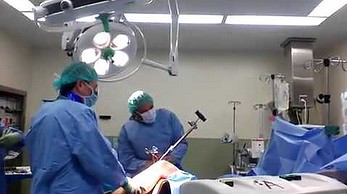 Chirurgiczna precyzja, czyli operacja kolana... młotkiem