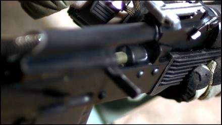 Tak wygląda strzelanie z karabinu AK74 w zwolnionym tempie