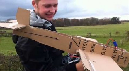 Zdalnie sterowany samolot z kartonu