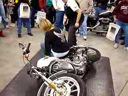 Jak prawidłowo podnieść motocykl?