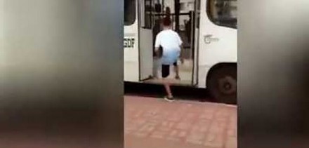 Dzieciak próbuje strollować kierowcę autobusu